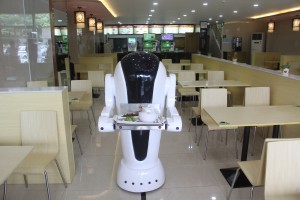 食事を運ぶロボット