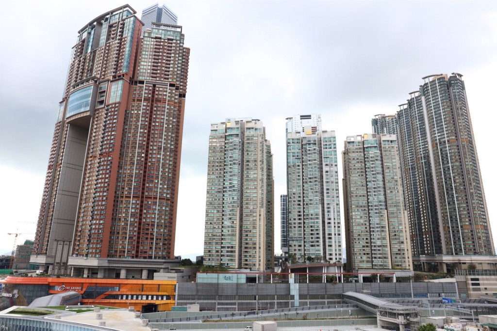 新幹線の香港駅（西九龍駅）に直結するマンション群
