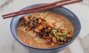 麺料理も提供、人気メニューの「Dandan noodles」
