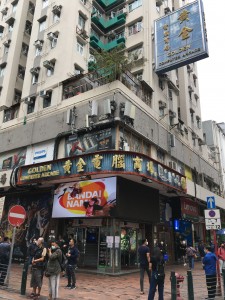 香港の秋葉原「深水埗」にある「黄金電脳商場」。その路地裏に、謎めいた美青年ハッカーが率いる巨大ハイテク企業があるという。この九龍の下町から、香港島のハイソなエリアにある銀行をハッキングするのだと思うと、香港らしくてワクワクします。
