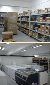 常温や冷凍食品などたくさんの商品が保管されている倉庫