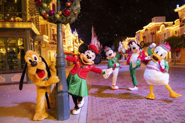 HKDL_Christmas_Mickey and Friends in Christmas themed outfits