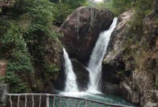 広州市から2時間、中国一の落差を誇る滝「白水寨」
